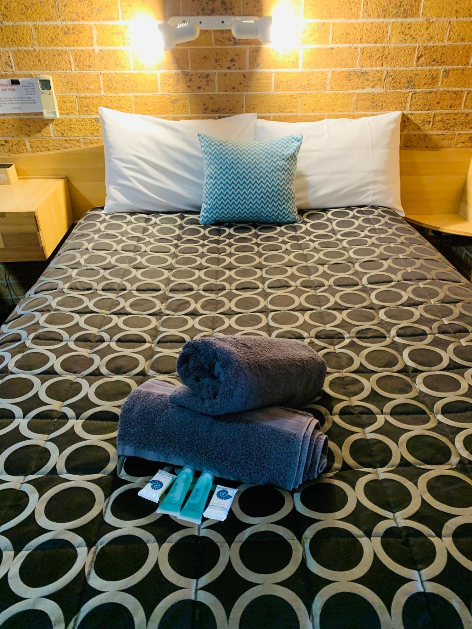 טאמוורת' Town And Country Motor Inn חדר תמונה
