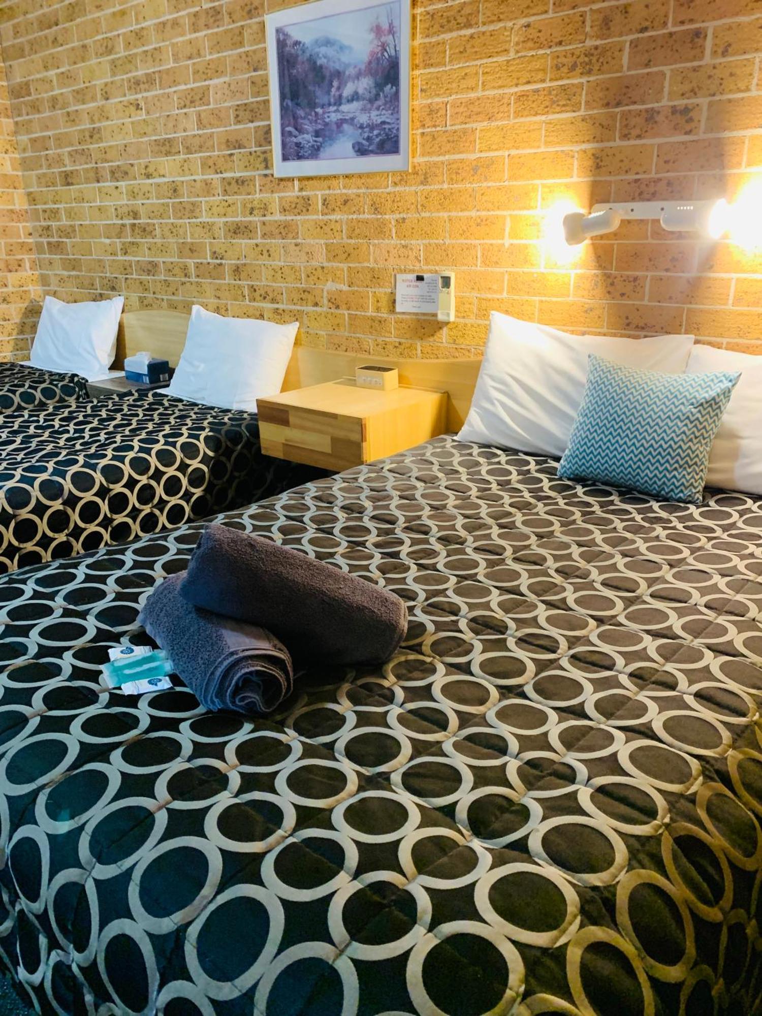 טאמוורת' Town And Country Motor Inn חדר תמונה