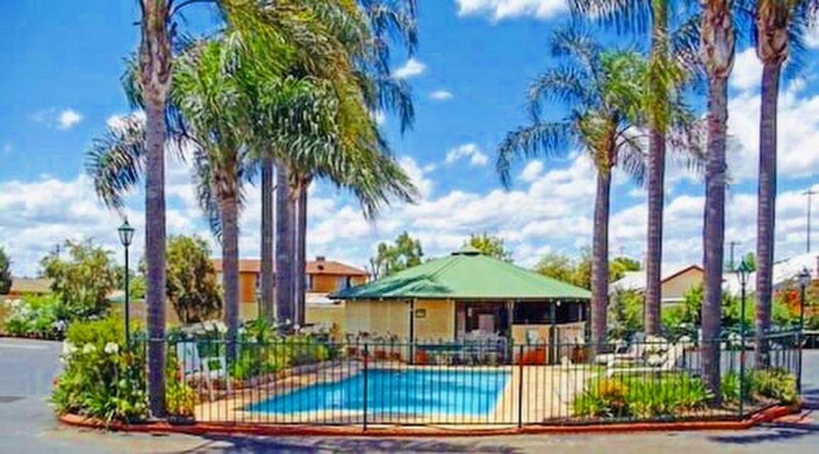 טאמוורת' Town And Country Motor Inn מראה חיצוני תמונה