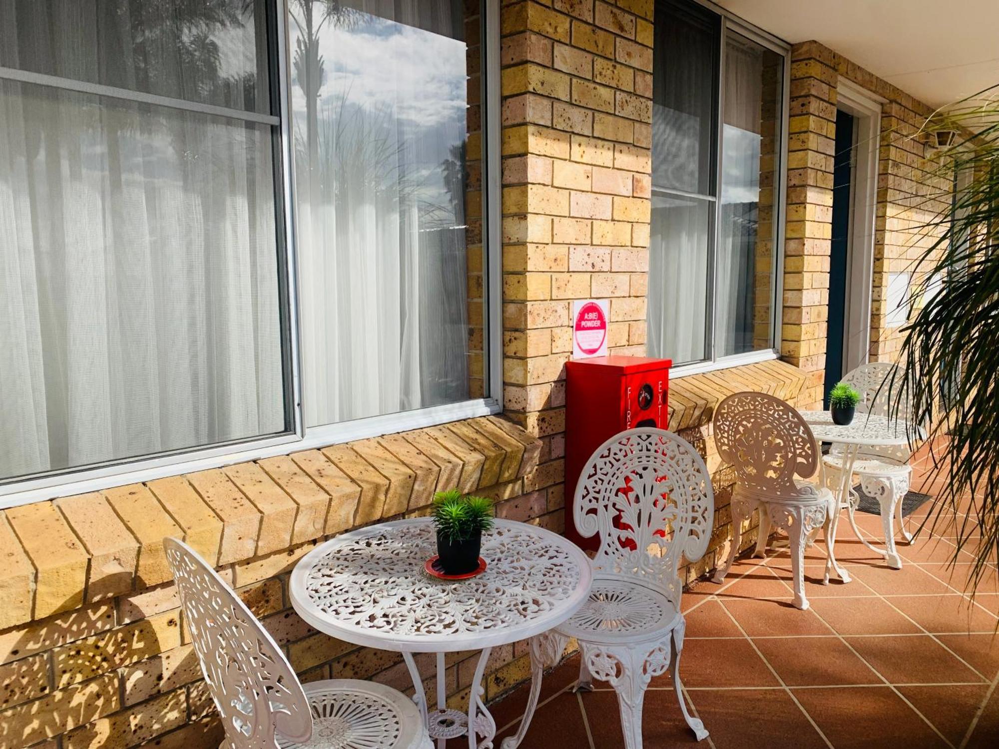 טאמוורת' Town And Country Motor Inn מראה חיצוני תמונה